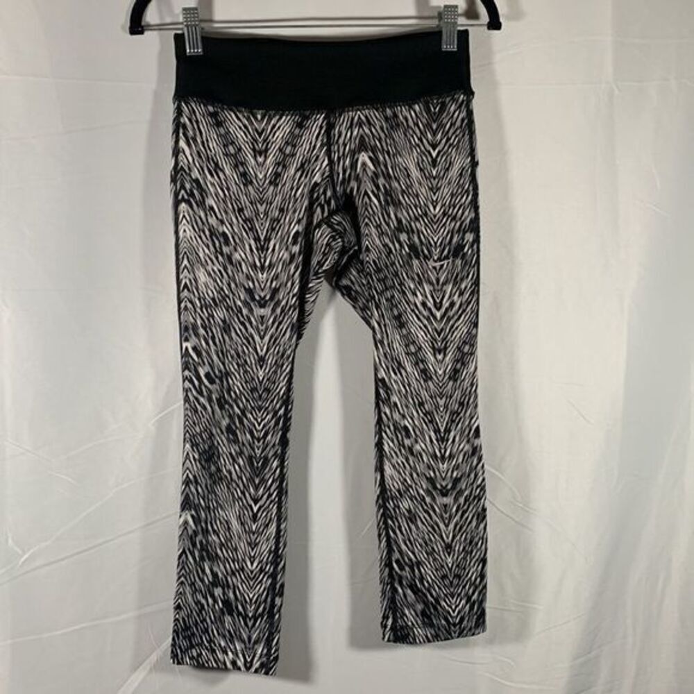 Nike Dri-Fit Black & White Cropped Athletic Leggings